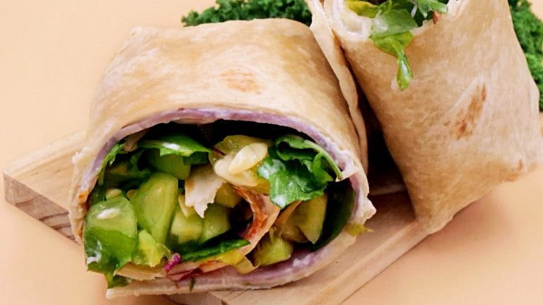 Tortilla z boczkiem, skyrem i warzywami przepis