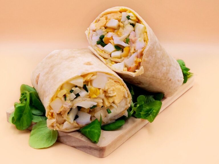 Tortilla z jajkiem, wędliną i kukurydzą przepis