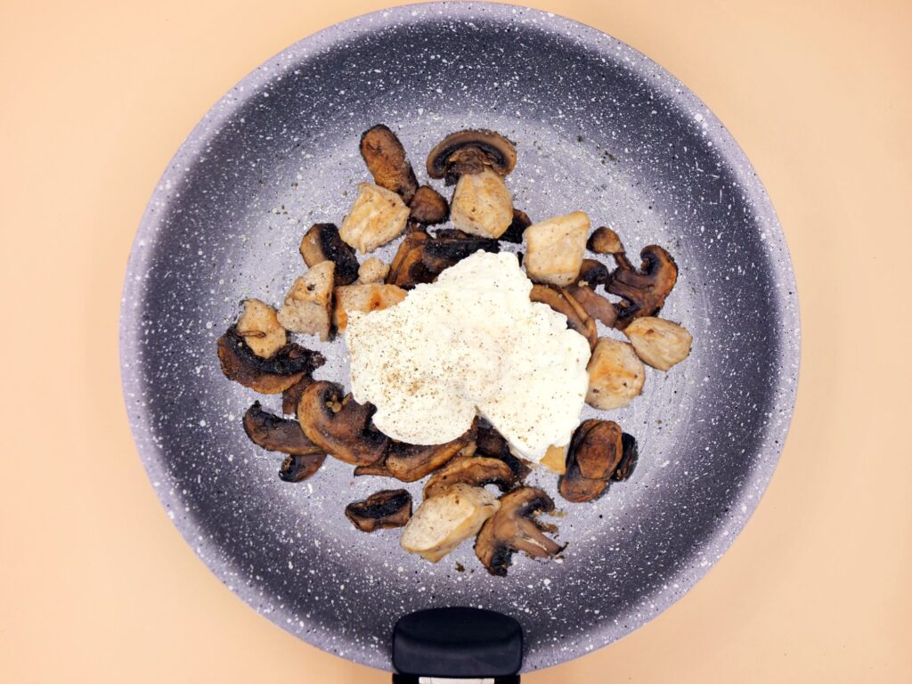 tortilla z kurczakiem w sosie pieczarkowym