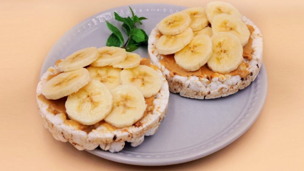 Wafle ryżowe z masłem orzechowym i bananem przepis