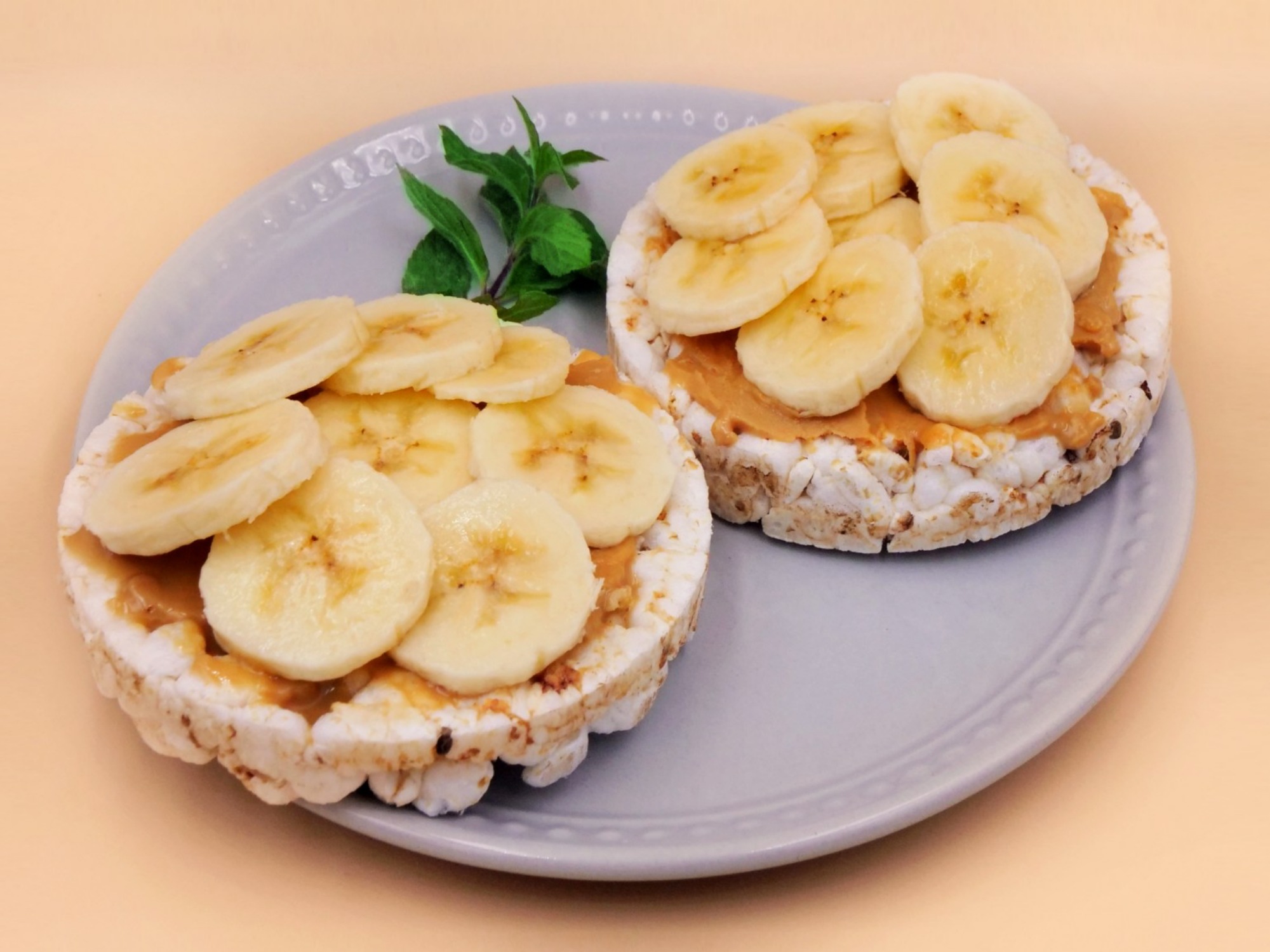 Wafle ryżowe z masłem orzechowym i bananem przepis