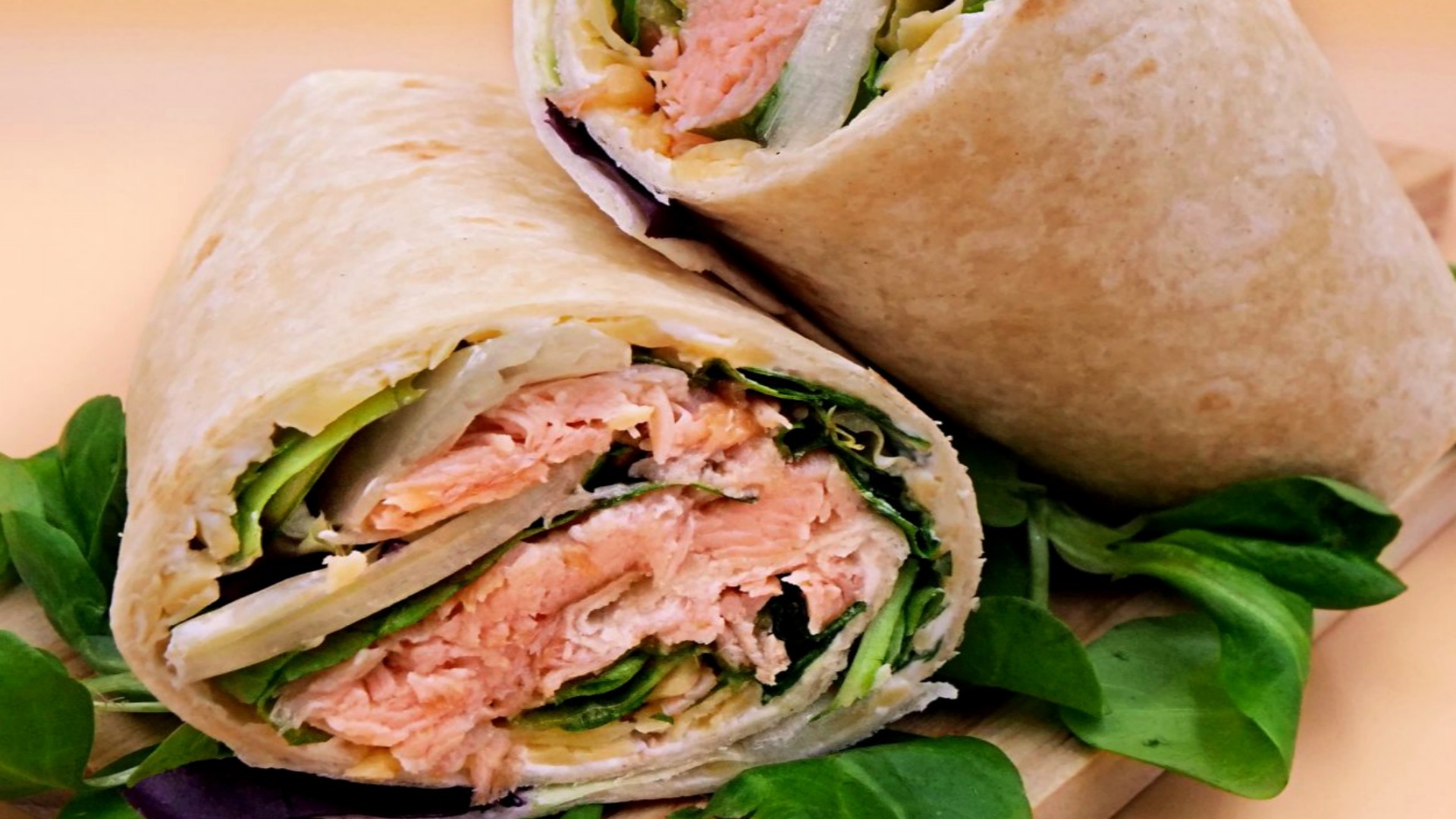 tortilla z wedzonym lososiem skyrem i serem przepis