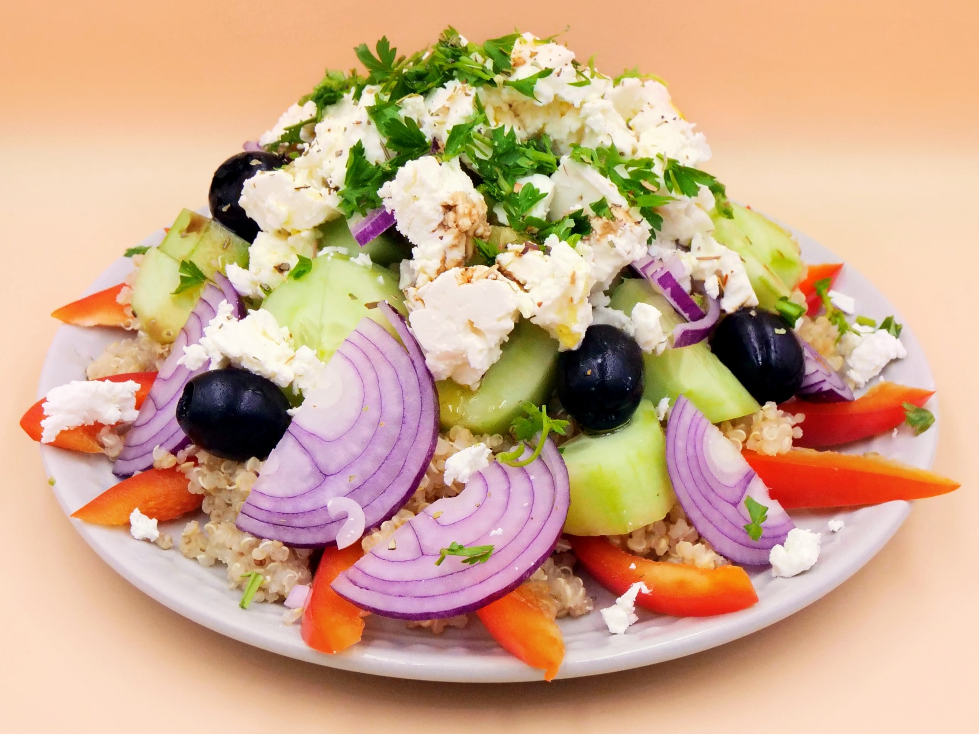 salatka grecka z komosa ryzowa 2