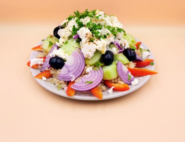 salatka grecka z komosa ryzowa przepis
