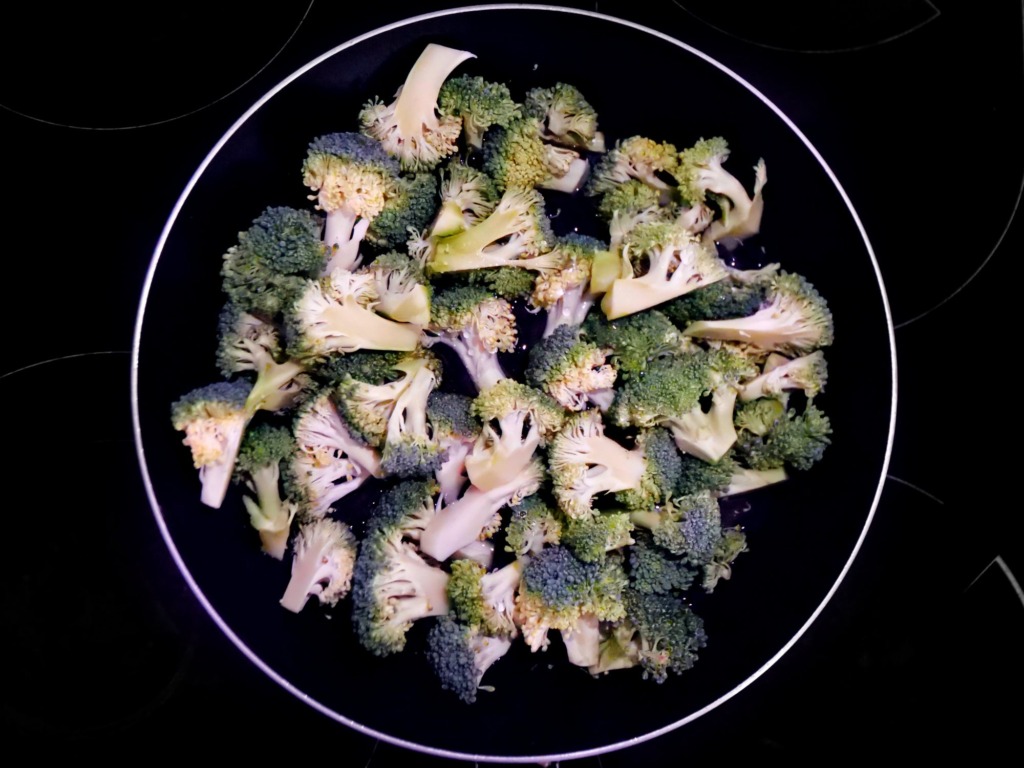 salatka z kaszy gryczanej brokula i migdalow