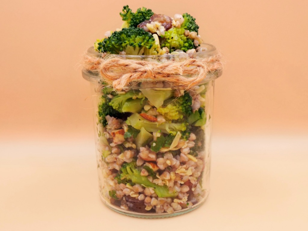 salatka z kaszy gryczanej brokula i migdalow 4