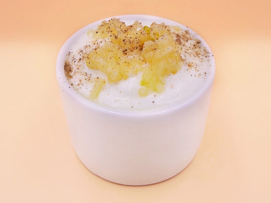 salatka z kurczakiem serem i sosem czosnkowym