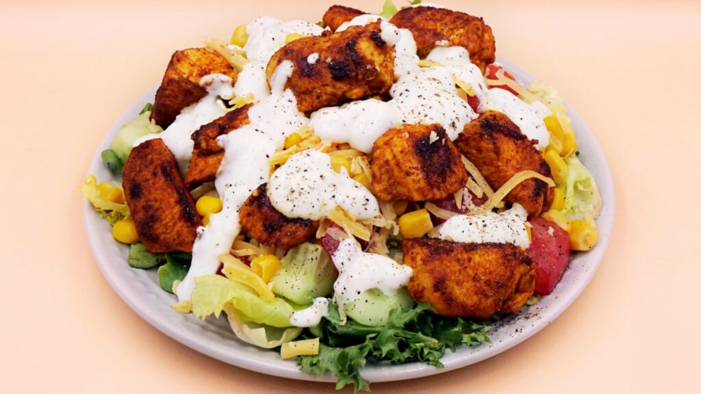 salatka z kurczakiem serem i sosem czosnkowym 8