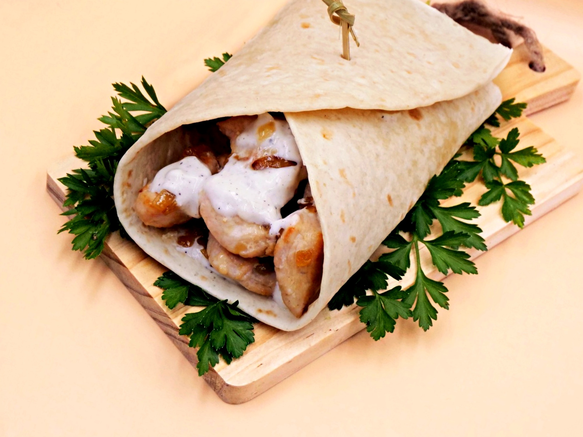 Tortilla z kurczakiem, cebulą i sosem czosnkowym przepis