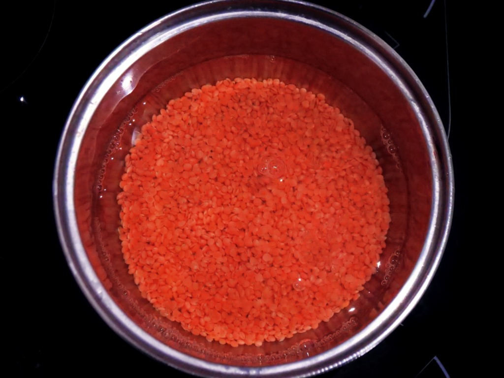 weganski bowl z czerwona soczewica hummusem warzywami i platkami migdalowymi 1