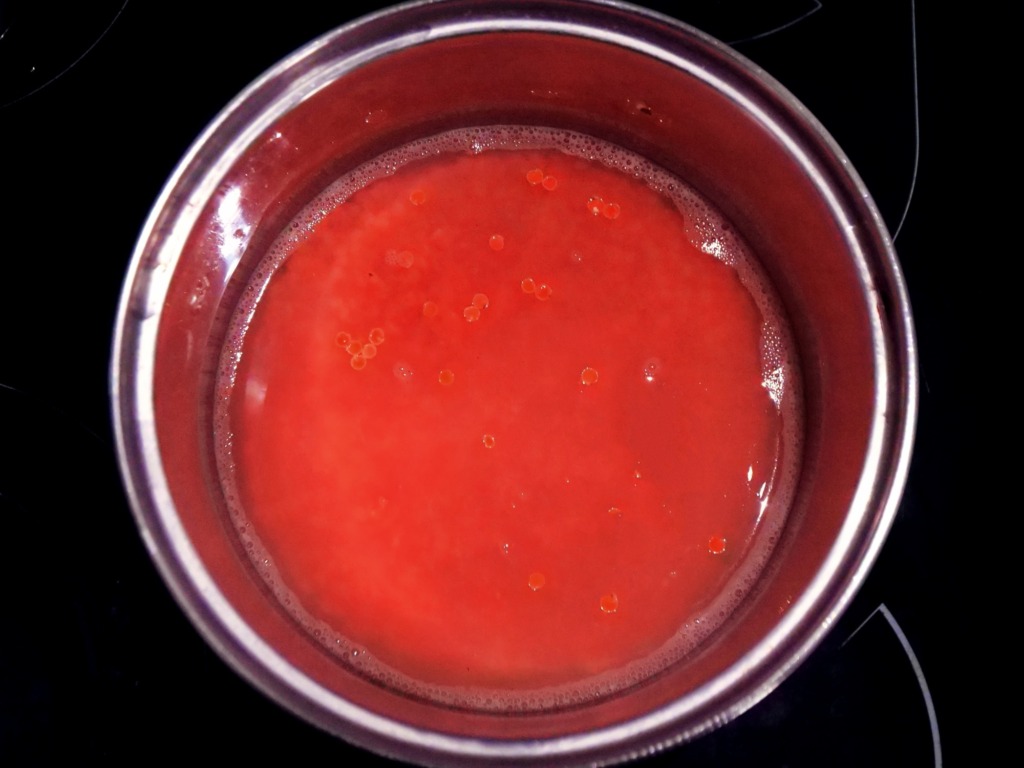 weganski bowl z czerwona soczewica hummusem warzywami i platkami migdalowymi 2