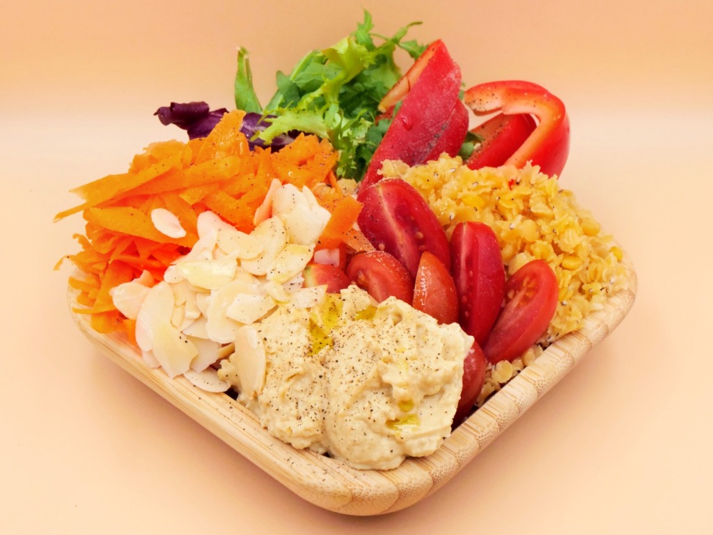 weganski bowl z czerwona soczewica hummusem warzywami i platkami migdalowymi 4