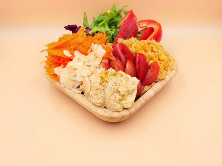 weganski bowl z czerwona soczewica hummusem warzywami i platkami migdalowymi przepis