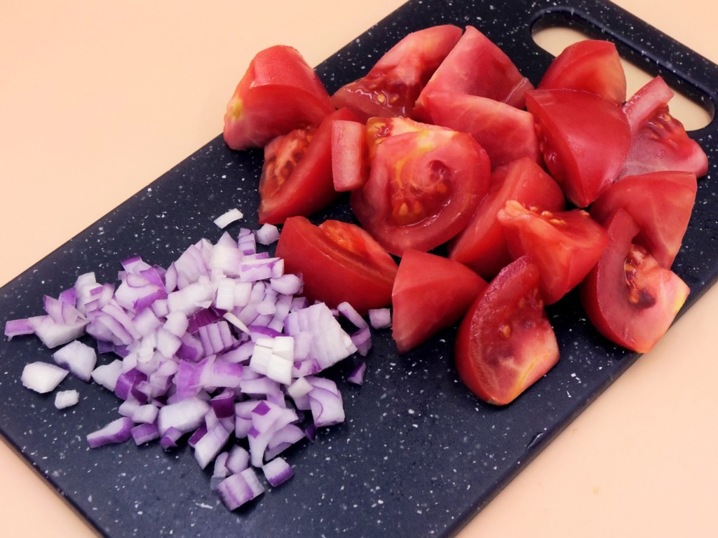 panzanella z pomidorami poledwica sopocka i slonecznikiem przepis