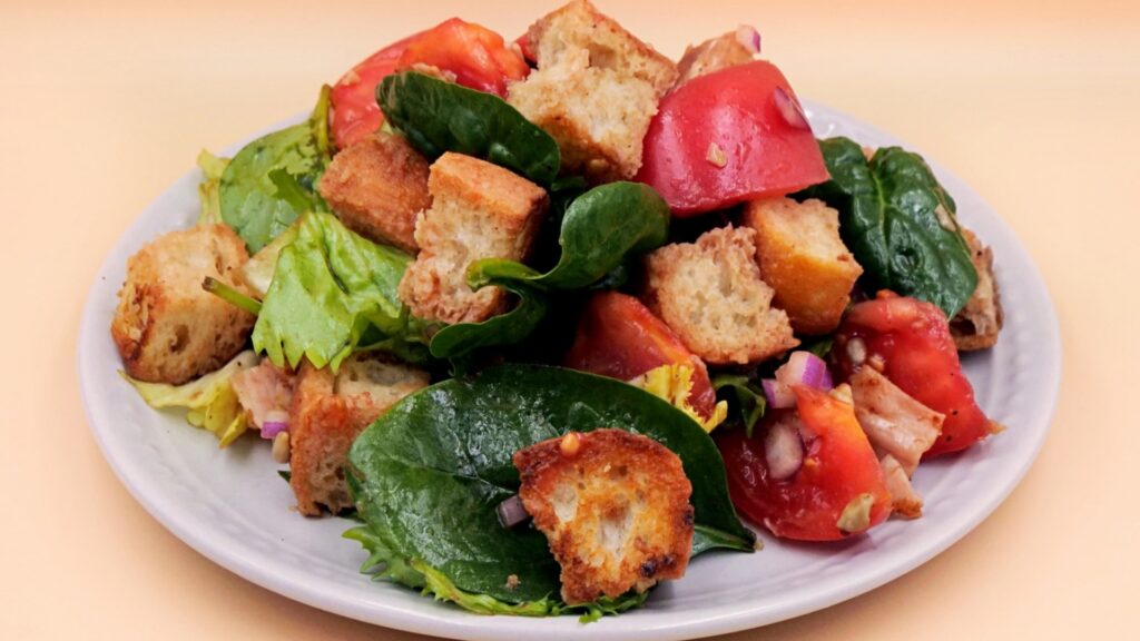 panzanella z pomidorami poledwica sopocka i slonecznikiem przepis