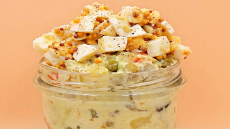 salatka jarzynowa udekorowana jajkiem przepis