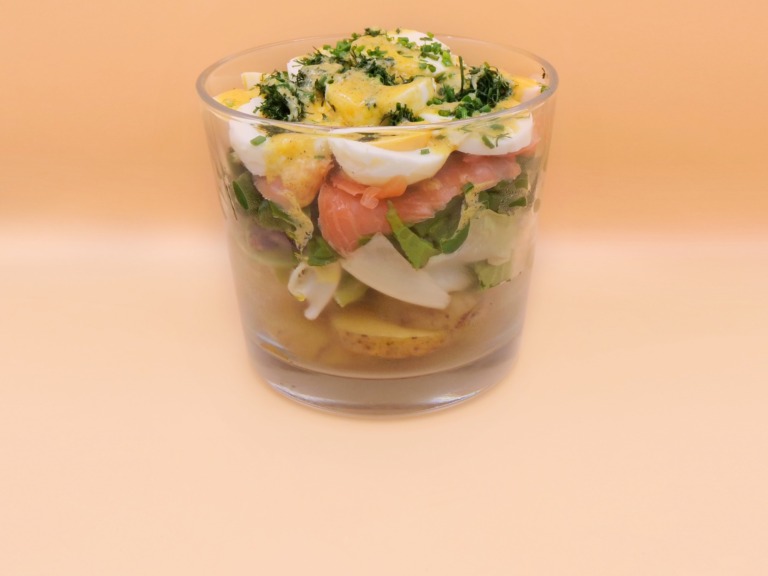 salatka nicejska z wedzonym lososiem przepis