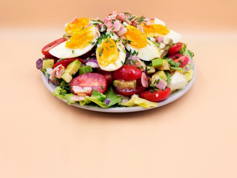 salatka z jajkiem awokado i boczkiem przepis