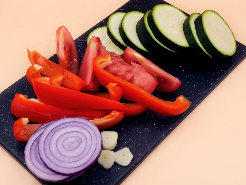 salatka z kasza gryczana stekiem i pieczonymi warzywami przepis
