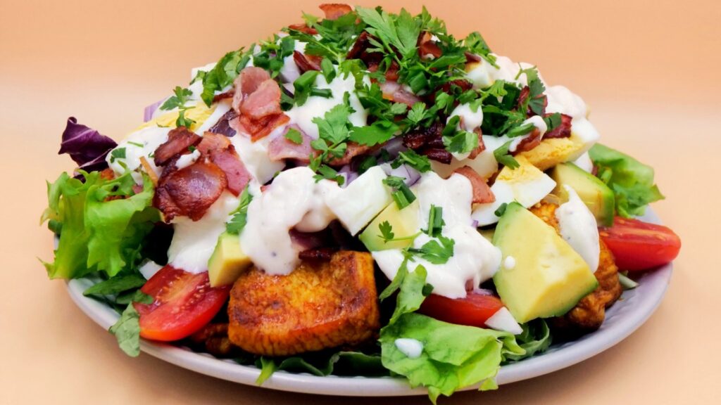 sałatka z kurczakiem awokado i jajkiem przepis