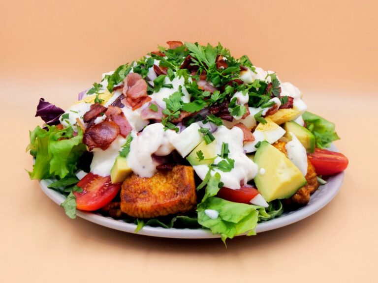 sałatka z kurczakiem awokado i jajkiem przepis