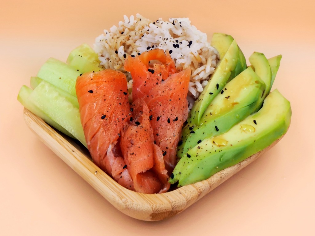 sushi bowl z lososiem wedzonym przepis