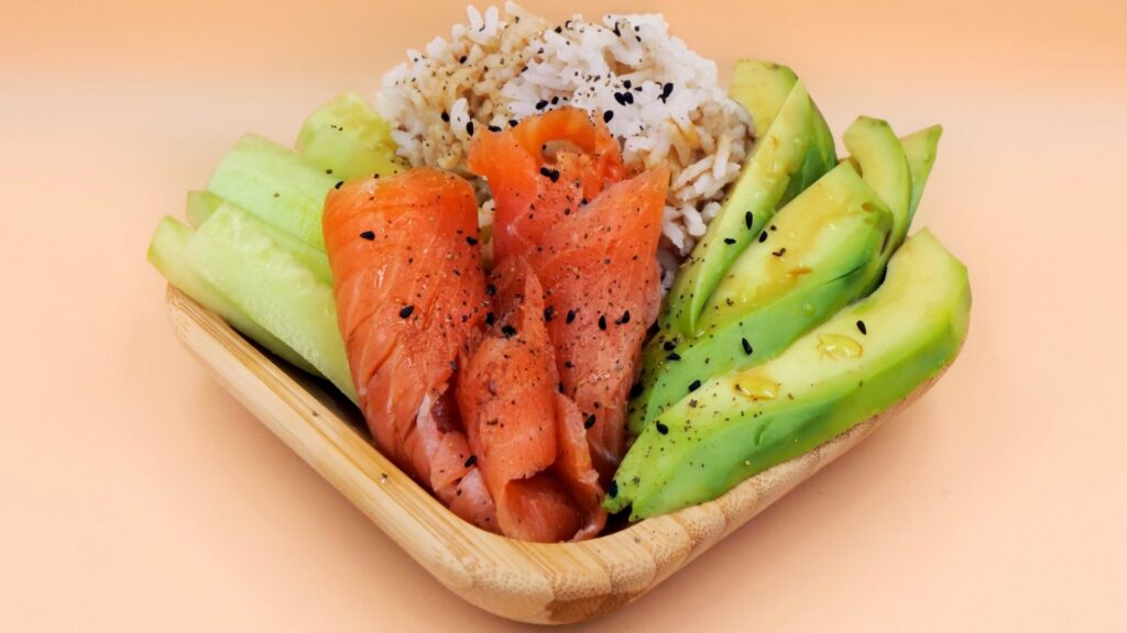 sushi bowl z łososiem wędzonym przepis