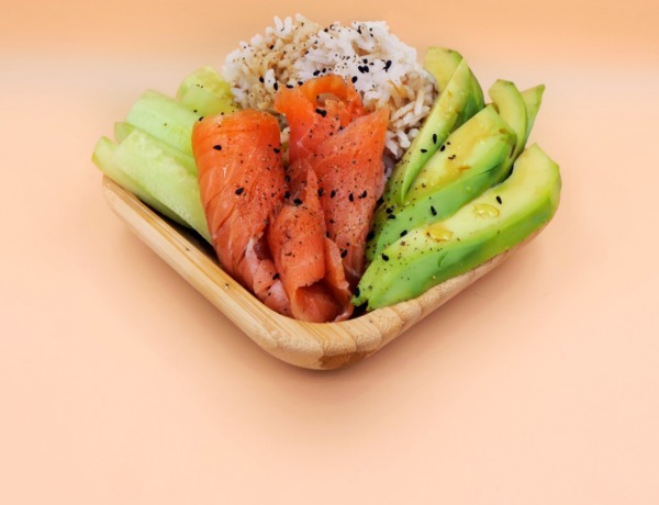 sushi bowl z lososiem wedzonym przepis