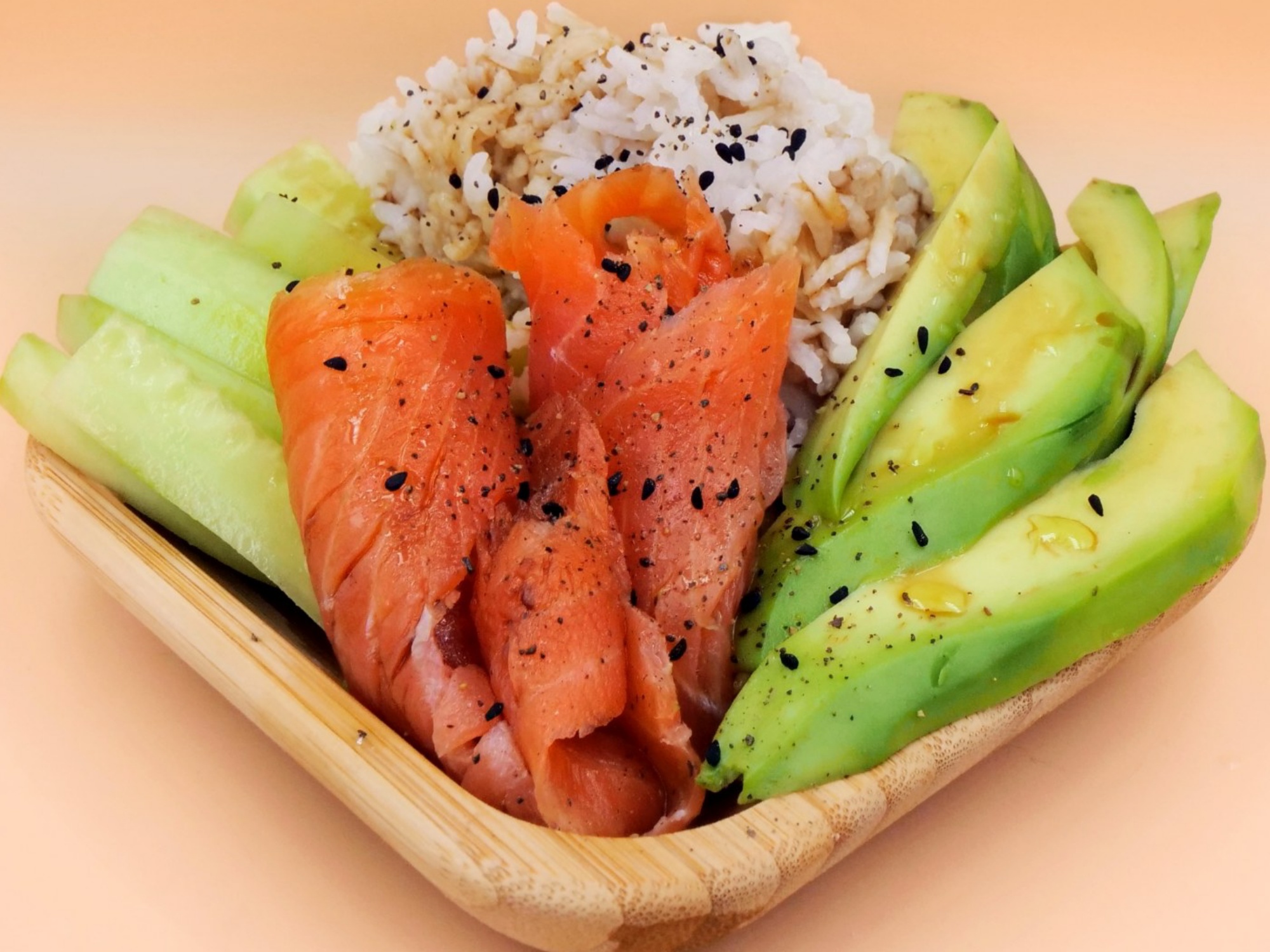 sushi bowl z łososiem wędzonym przepis