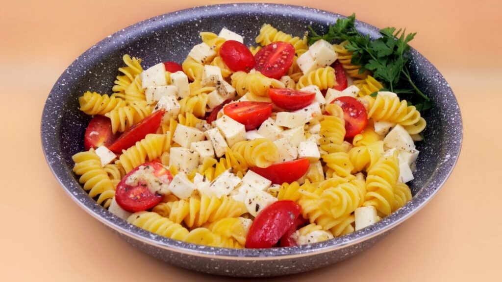 Makaronowa sałatka caprese przepis