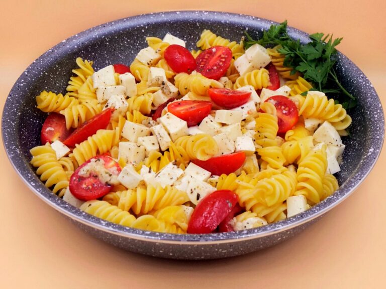 Makaronowa sałatka caprese przepis