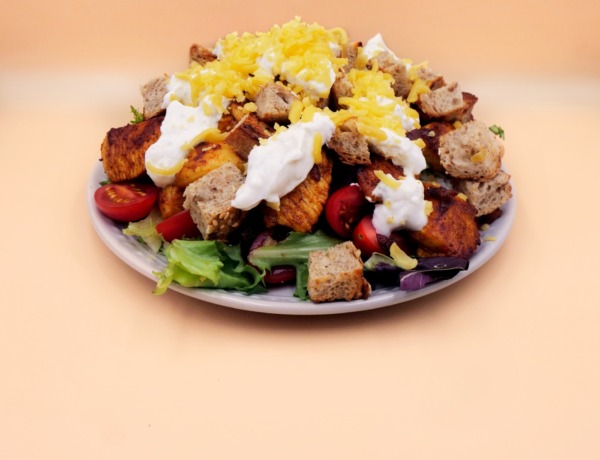 salatka cezar z kurczakiem boczkiem i grzankami przepis