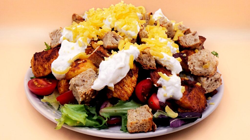 sałatka cezar z kurczakiem boczkiem i grzankami przepis