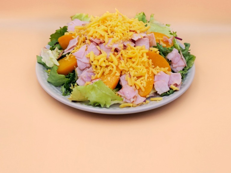 salatka z polędwica sopocka i brzoskwiniami przepis