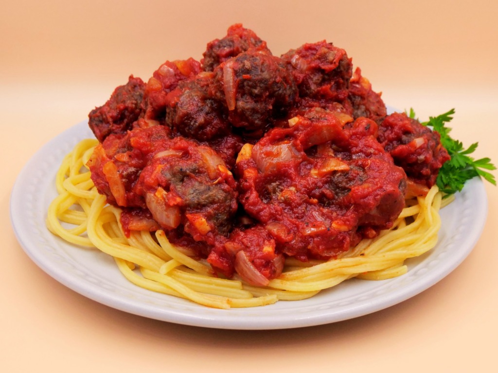 spaghetti z klopsikami wolowymi w sosie pomidorowym 10