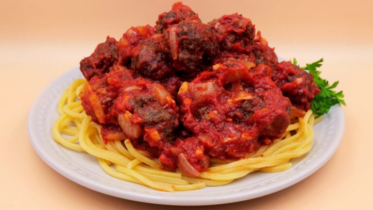 spaghetti z klopsikami wolowymi w sosie pomidorowym przepis