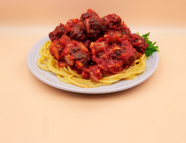 spaghetti z klopsikami wołowymi w sosie pomidorowym przepis