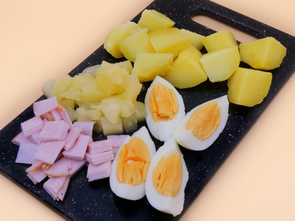 ziemniaczana salatka z jajkiem wedlina i ananasem 2