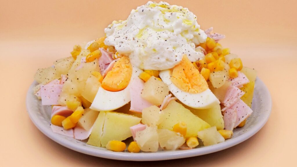 ziemniaczana sałatka z jajkiem wędliną i ananasem przepis