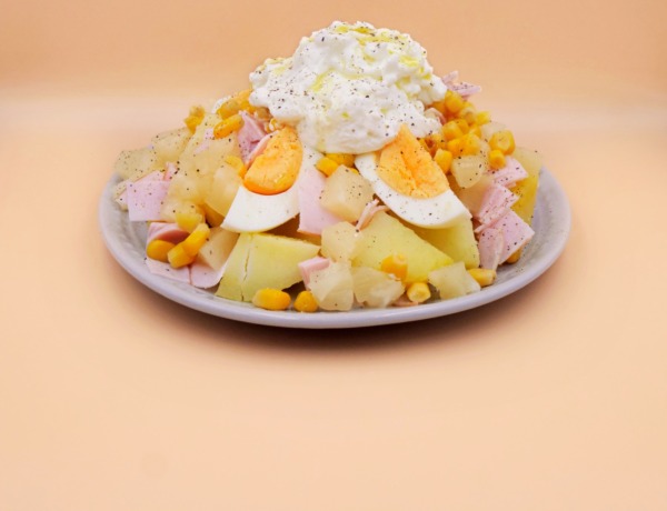 ziemniaczana salatka z jajkiem wedlina i ananasem przepis