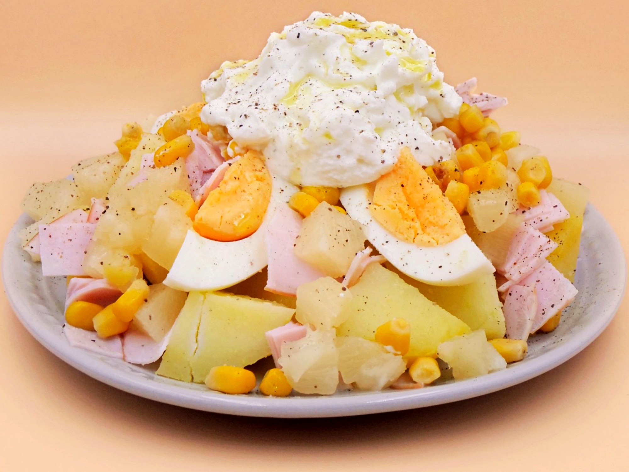 ziemniaczana sałatka z jajkiem wędliną i ananasem przepis