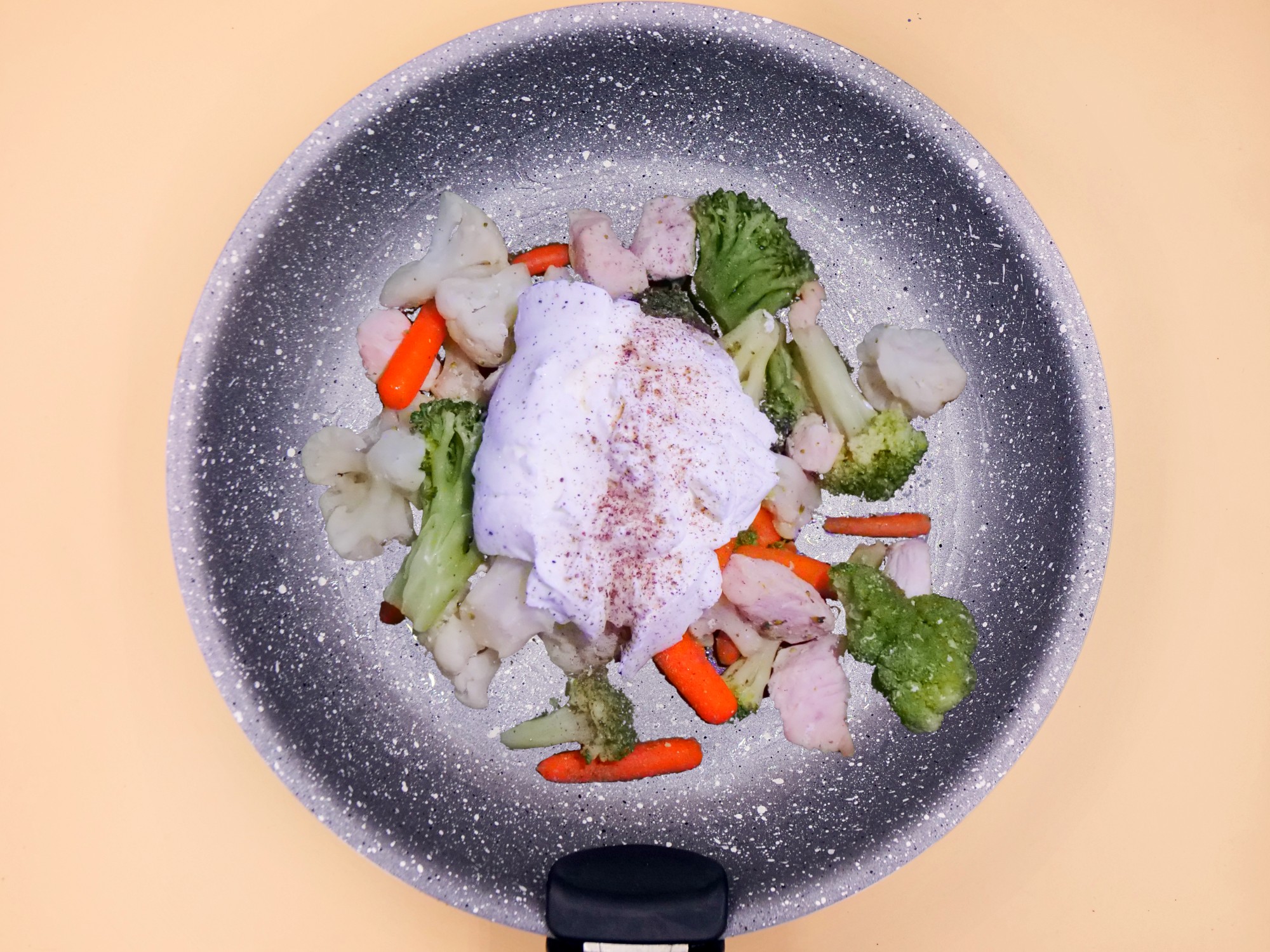 Kurczak z warzywami na patelnię, ryżem i jogurtem przepis