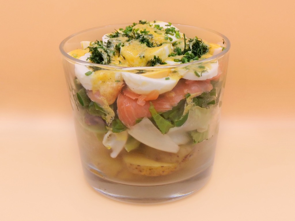 salatka nicejska z wedzonym lososiem przepis