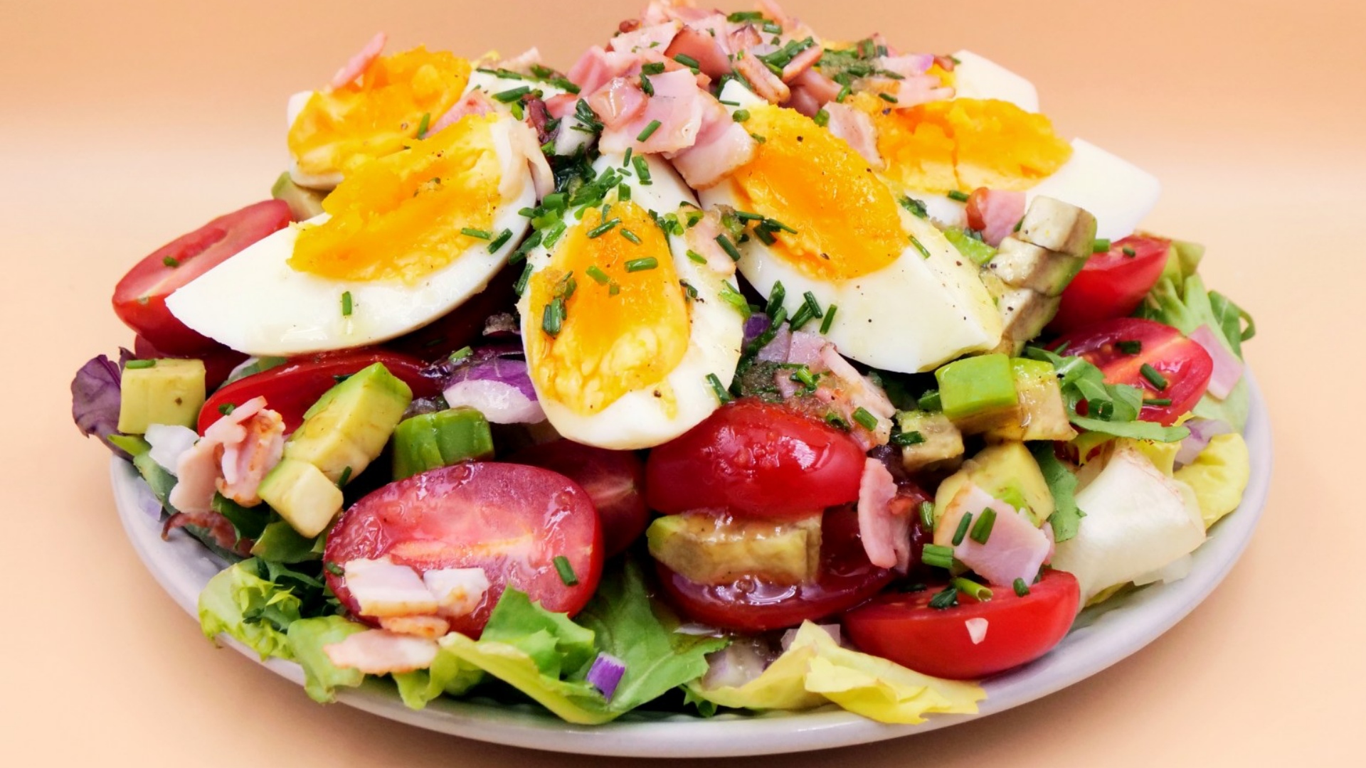 salatka z jajkiem awokado i boczkiem przepis