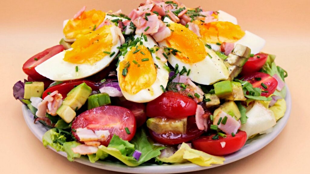 salatka z jajkiem awokado i boczkiem przepis