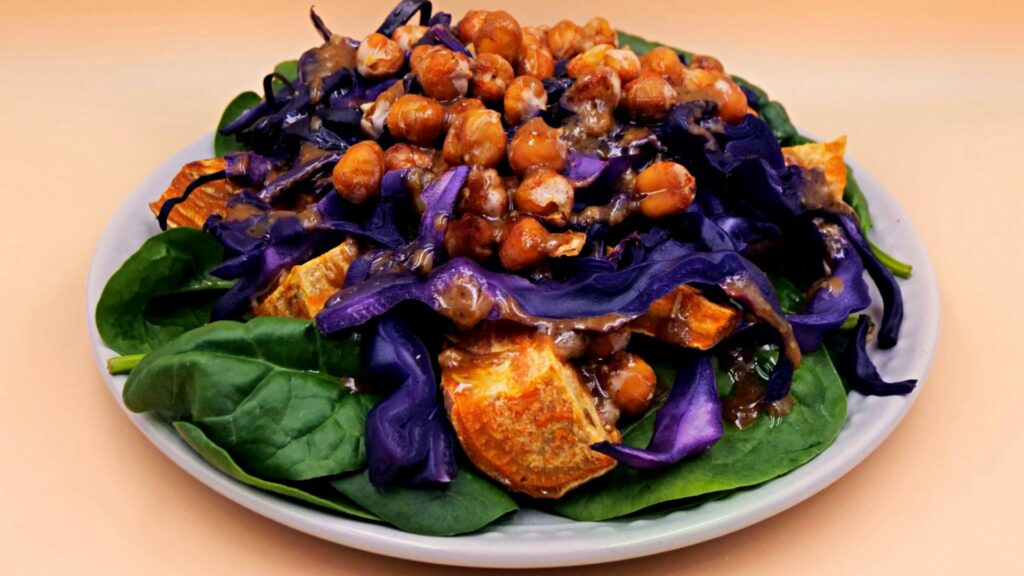 salatka z pieczonej kapusty batata i cieciorki przepis