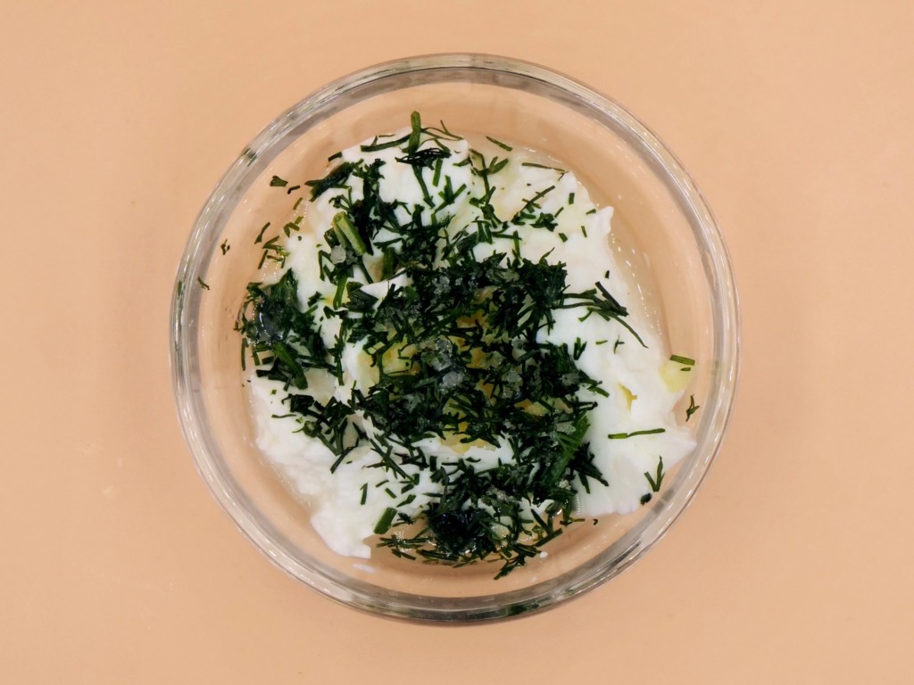 salatka z ziemniakow i lososia 4