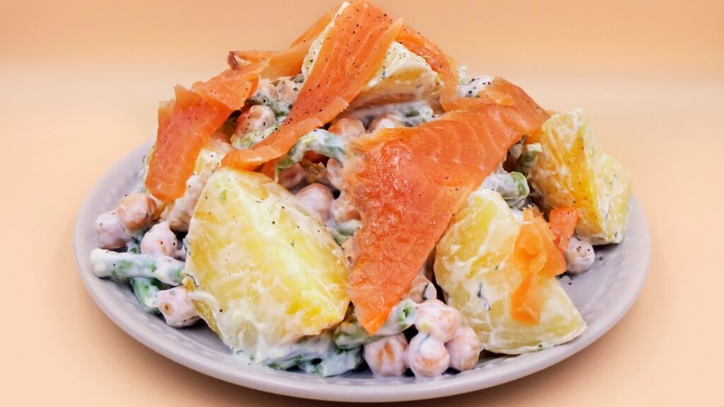 salatka z ziemniakow i lososia przepis