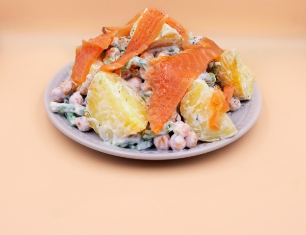 salatka z ziemniakow i lososia przepis