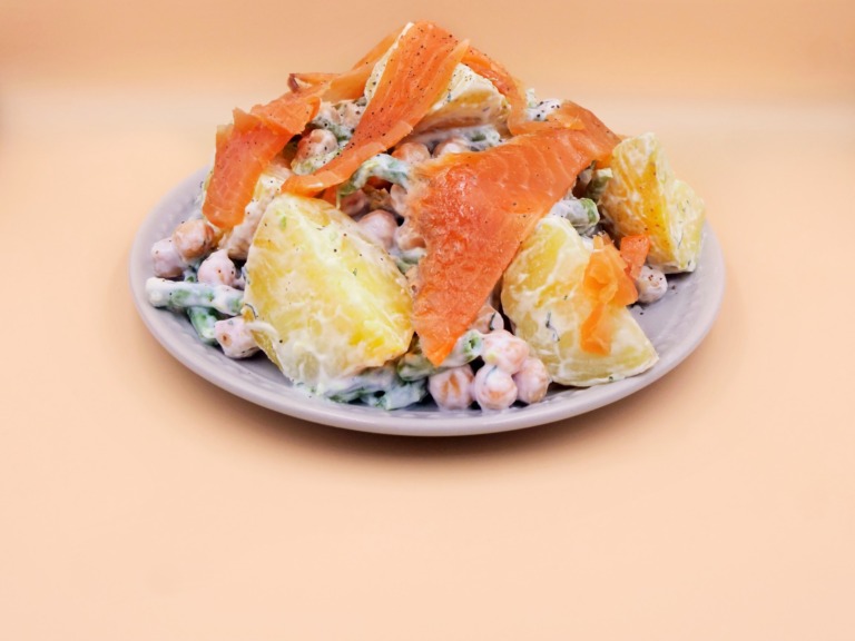 salatka z ziemniakow i lososia przepis
